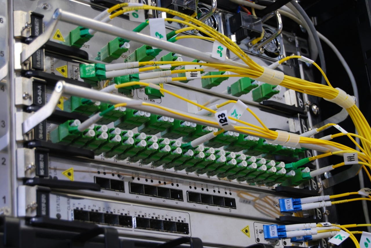 Network switch with fibre connections in a server rack