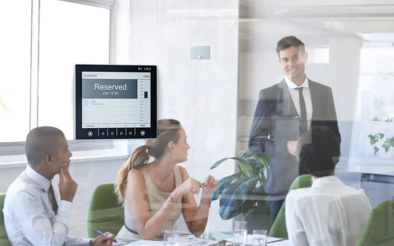 ROOMZ wireless e-paper meeting-room booking display